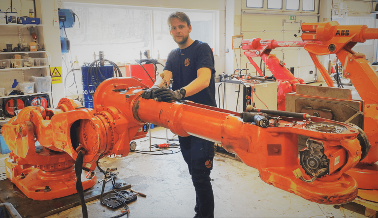 Bild på En tekniker förbereder robot för testning