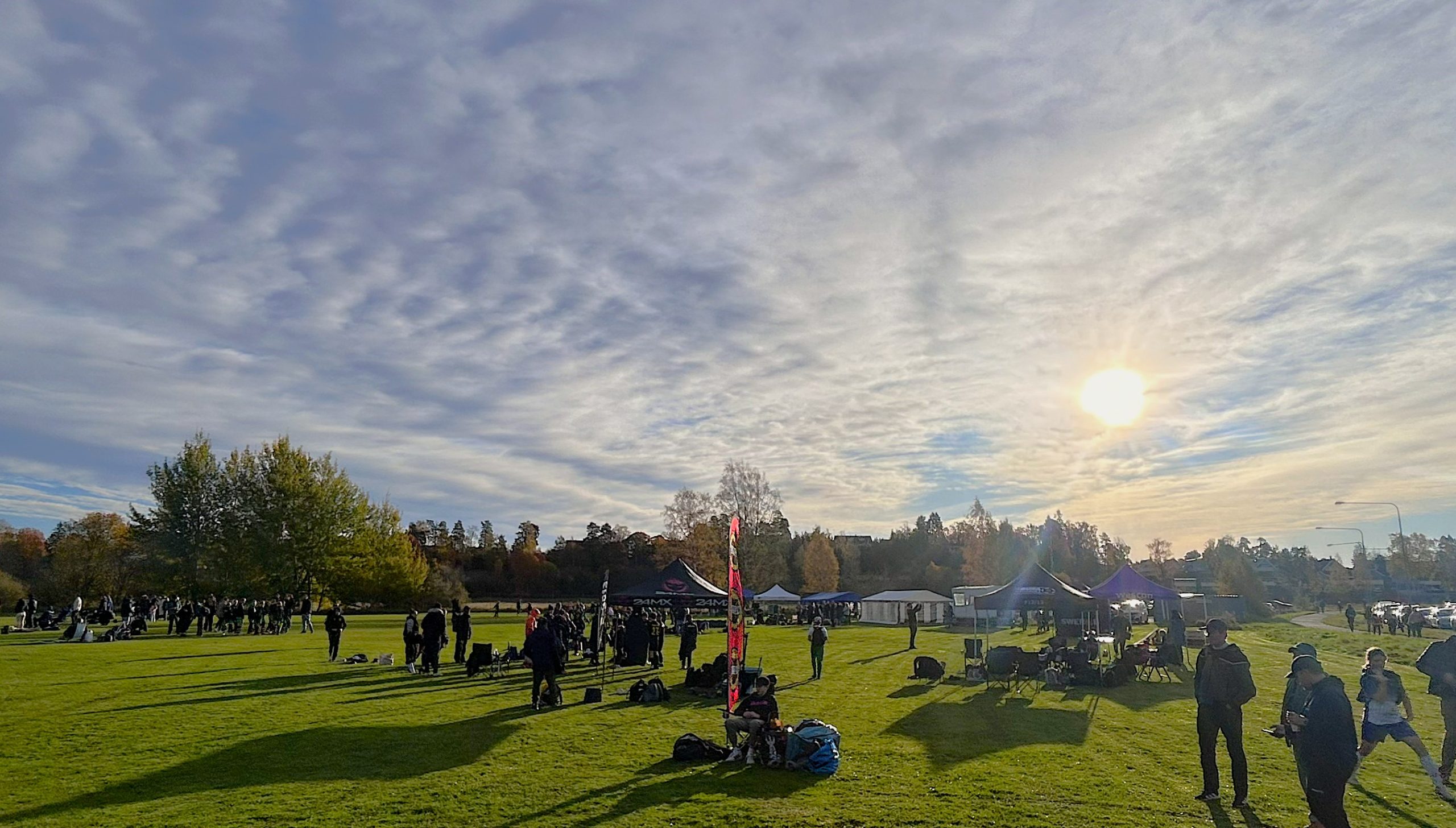 Panoramabild över Hällbycupen: soligt väder, tält och matcher pågående
